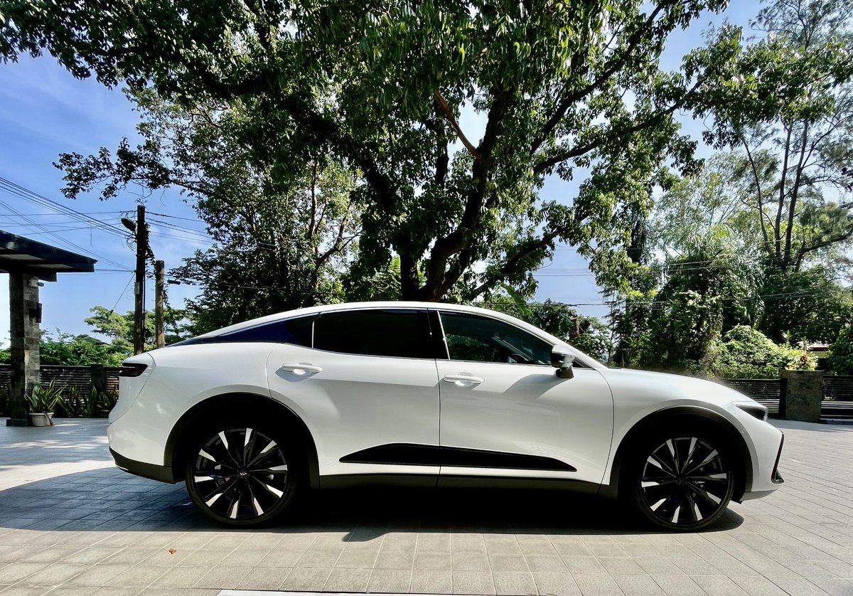 era42561's tweet photo. A Hybrid of Speed and Sustainability 🚗👍 https://t.co/cVzQEyegjG