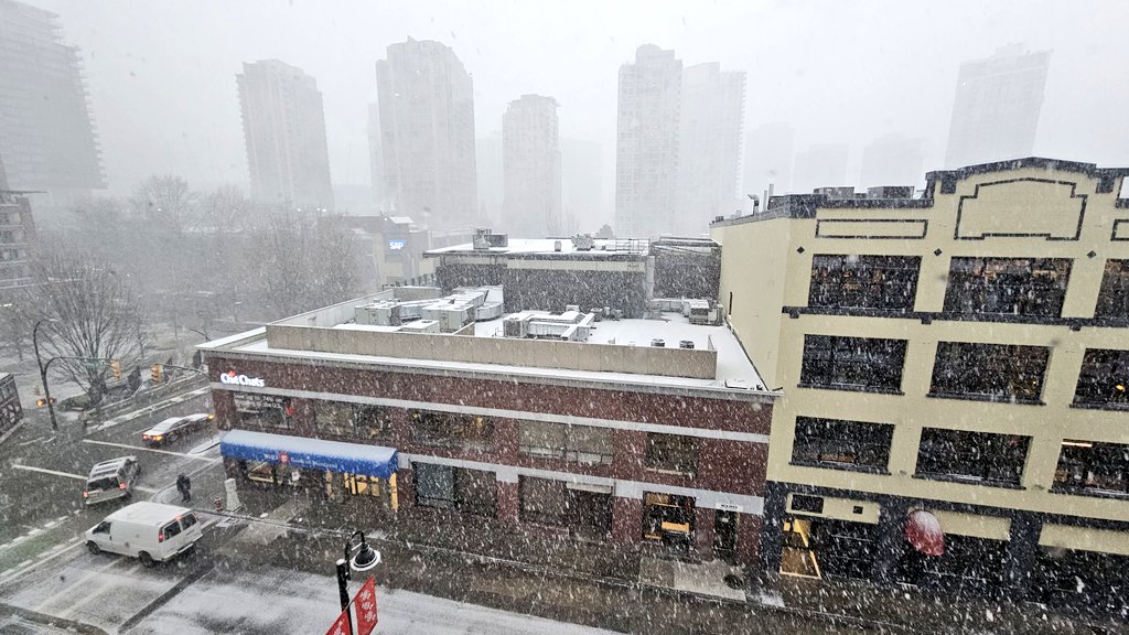 iamkennethchan's tweet image. It's a snow globe now in downtown Vancouver. ❄️ #BCsnow #BCstorm