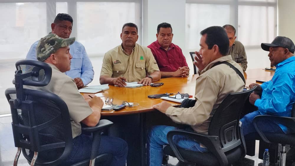 torrealbaf's tweet photo. #11Ene || Junto a mis hermanos de la Clase Obrera de la @cbolivariana y las fuerzas sindicales reunidos para arrancar con la atención a las necesidades de nuestros hombres y mujeres de #Guayana  
@NicolasMaduro
#VenezuelaAvanzaEnPaz https://t.co/eF7pqm2GDV