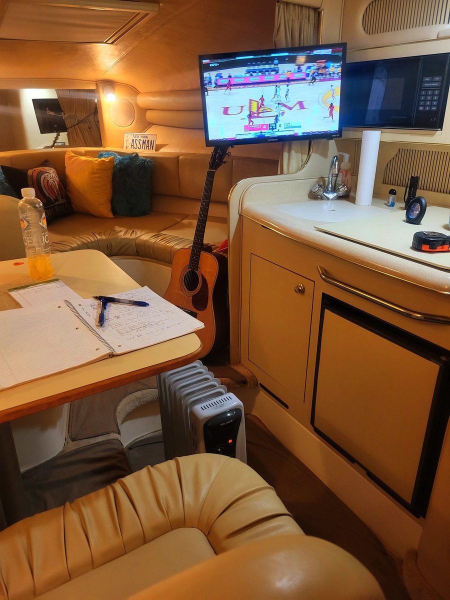 Writing some songs, watching some @ULM_WBB. #searay <a href="/SeaRayBoat/">Sea Ray Boats</a>