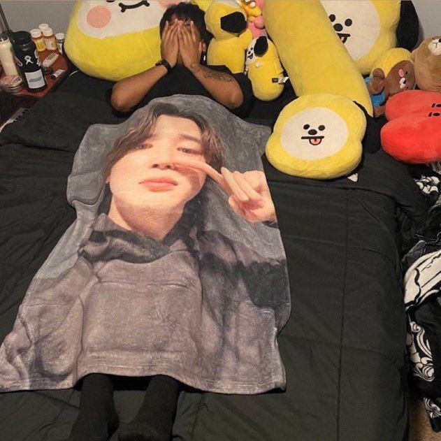 minamhopekook's tweet photo. *Niñas de 8 años maquillándose y ya no duermen con peluches*

Yo con 23 años en mi cama de puro BTS y peluches: https://t.co/SjmSGKc3vu