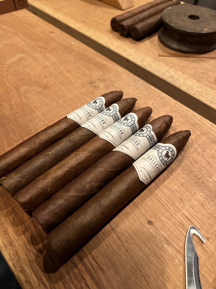 juankacastillog's tweet photo. Hoy visité la cava d Tabaco Perro Negro, increíble experiencia y gran trabajo d Fabricio Lalama, no tenía idea q era posible envejecer hoja d tabaco para lograr perfiles aromáticos únicos 
Hoja ecuatoriana es d las + apetecidas en el mundo x su calidad
#consumelocal https://t.co/fCwUtrdgVY