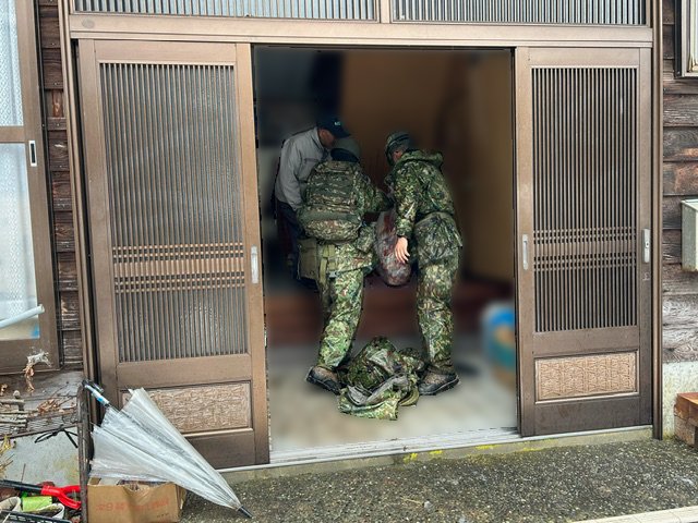 【孤立集落の生活支援】 　#３３連隊 は、小池地区及び下山地区において、険しい山中を徒歩で移動し、孤立地域へ救援物資を届けました。どのような障害も乗り越えて、必ず救助いたします。 #陸上自衛隊 #自衛隊 #統合 #災統合任務部隊 #災害派遣 #能登半島地震 #寄り添う心