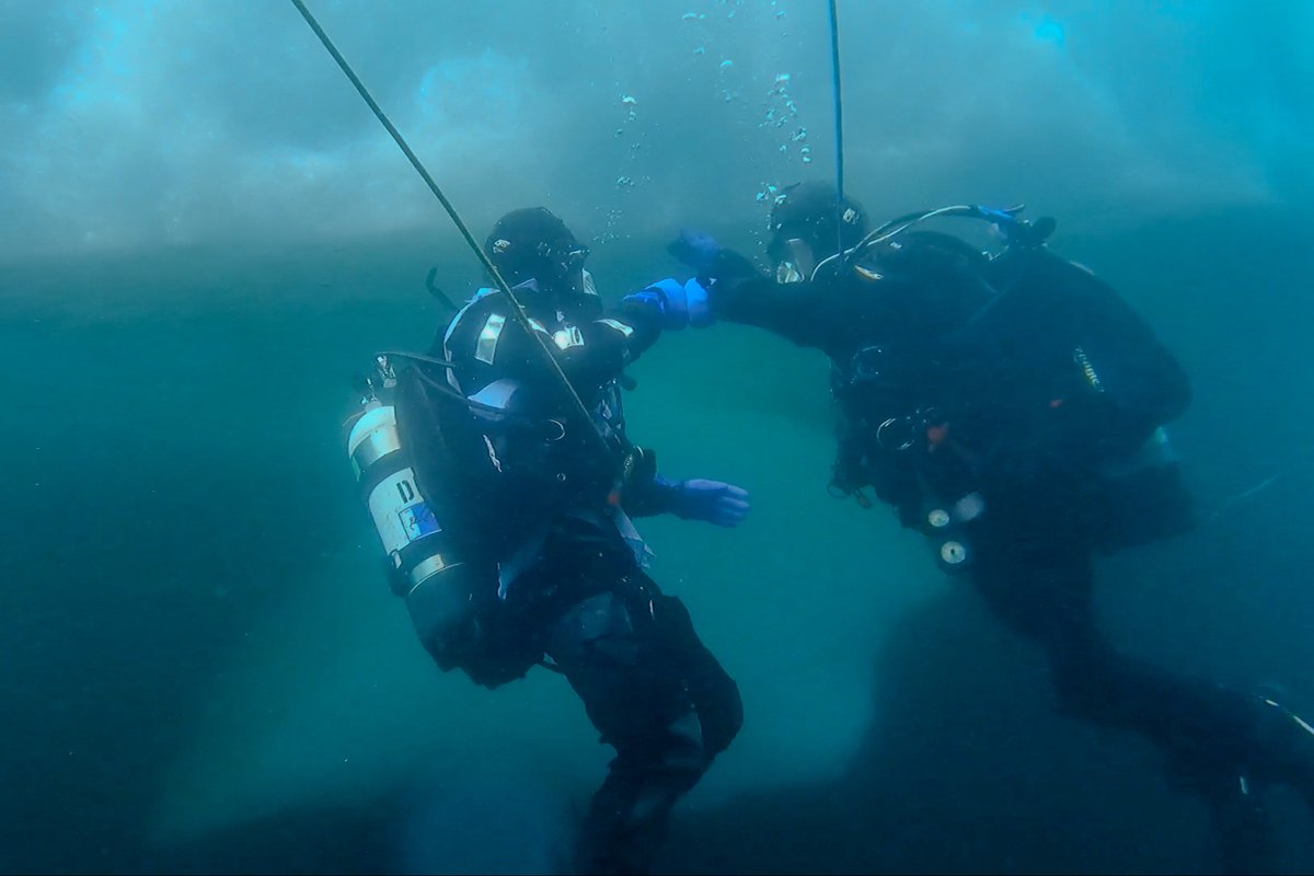 USPACOM's tweet photo. .@USCG divers with #CutterPolarStar conduct scientific research at McMurdo Sound during #OpDeepFreeze, a 🇺🇸 mission supporting Arctic operations in support of a #FreeAndOpenIndoPacific.

@USCGPACAREA |@uscgfmsg | @USCGHawaiiPac

📍: #Antarctica

📸: PO2 Ryan Graves https://t.co/H5xyxEvZhx