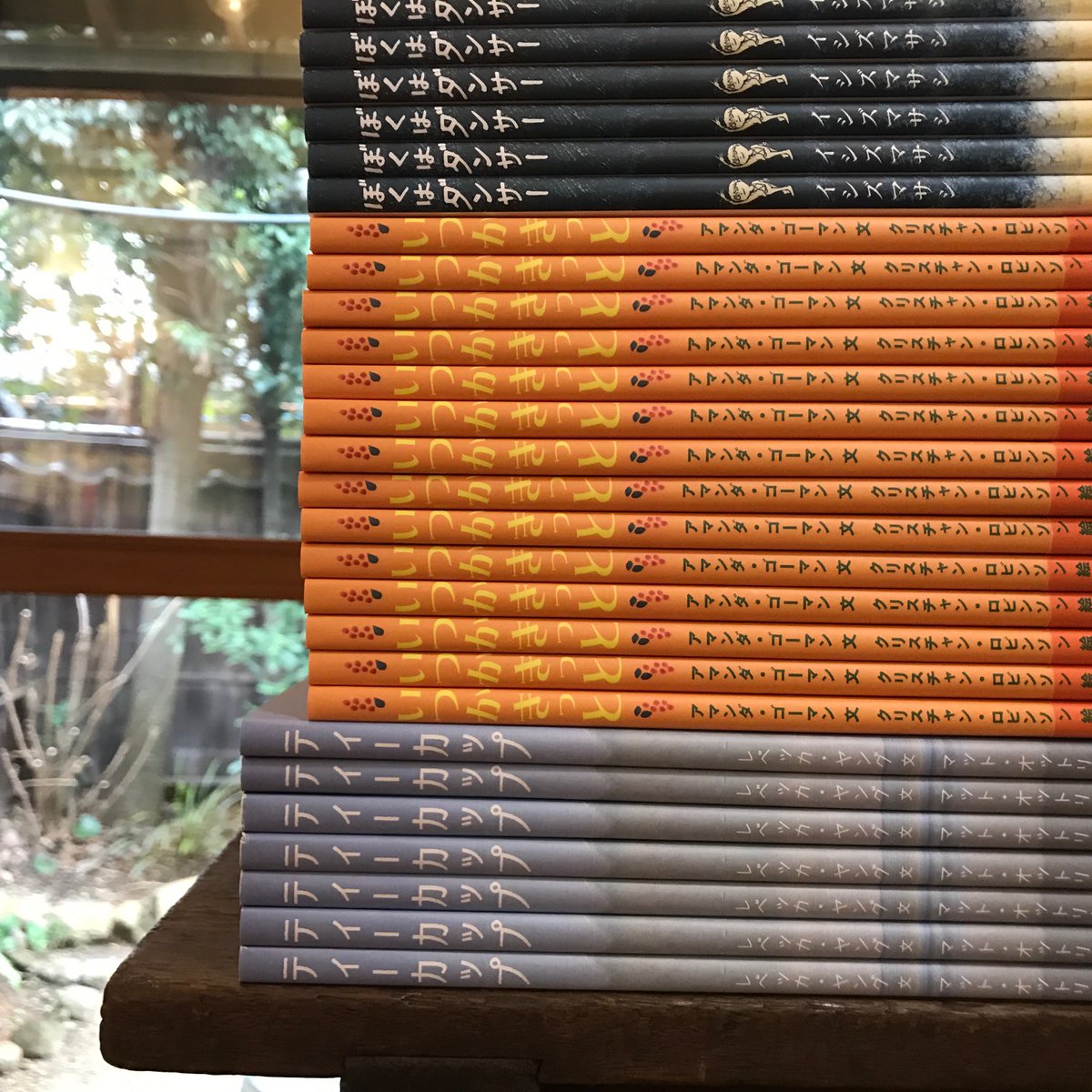 slowbooks's tweet photo. 本日1/12(金)のスロウな本屋は、臨時休業いたします。1月の絵本便、発送中。石川県にお届けする絵本に、無事に行ってきなさいよと祈るような気持ち。ほっと一息ついていただけますように。
https://t.co/CsLkqz4aRi https://t.co/BAK8dmorNv