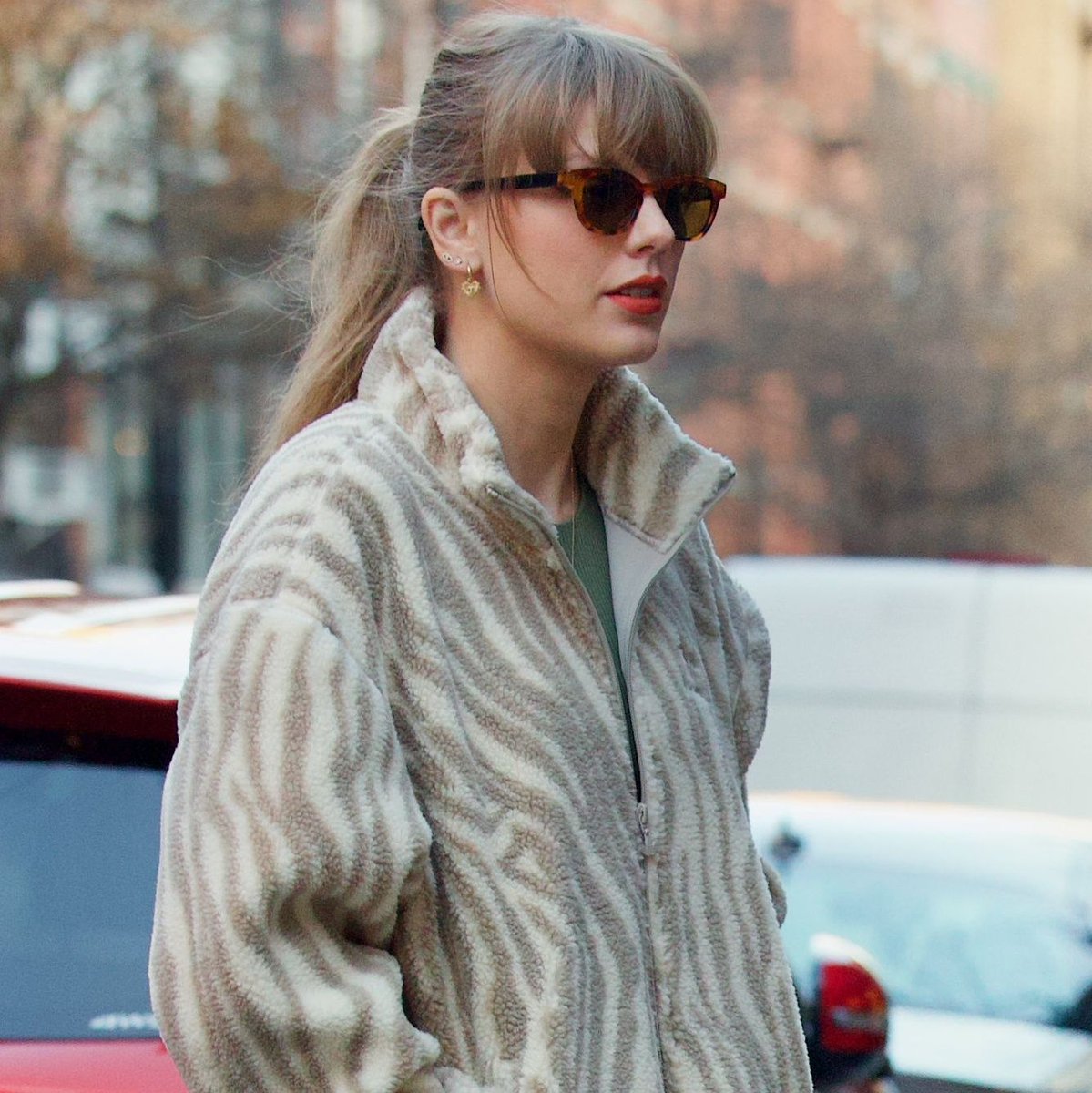 TheSwiftSociety's tweet photo. 📸| @TaylorSwift13 wearing earrings with a 'T' https://t.co/aenZIcspOB