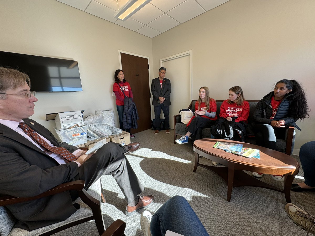 BMegsz's tweet image. Thank you @KrizekForVA for meeting with our Alexandria @MomsDemand volunteers today to discuss priority #gunsafety legislation. We’re so grateful for your support and look forward to passing more #gunsense laws in Virginia. 💪 #VAleg #MomsAreEverywhere
