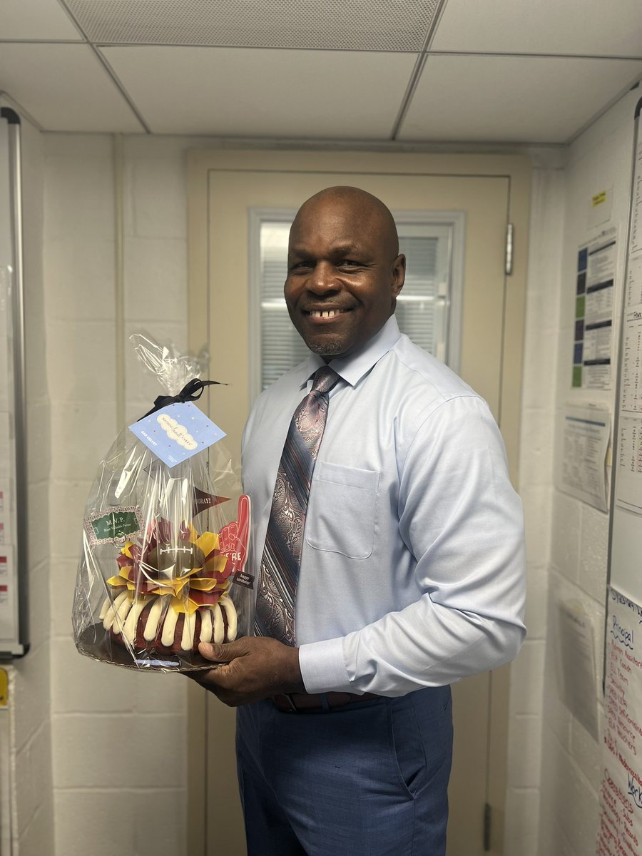We celebrated AP Temoney’s birthday today alongside one of our <a href="/LBESDC/">LaSalle-Backus-DCPS</a> Leopards! They even had the same colors on. 💙🥳