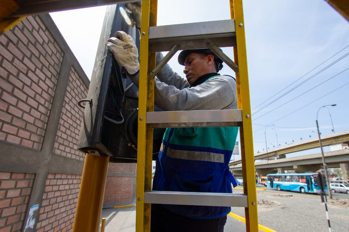 GMU_Lima's tweet photo. ¡Seguridad vial para Lima Norte! 🚦

📌 Como parte de la Intervención Vial Integral en el Óvalo Gamarra, comenzamos con la instalación de 18 nuevos semáforos para beneficio y seguridad de los peatones de los distritos de San Martin de Porres, Los Olivos e Independencia. https://t.co/l5la59taGW
