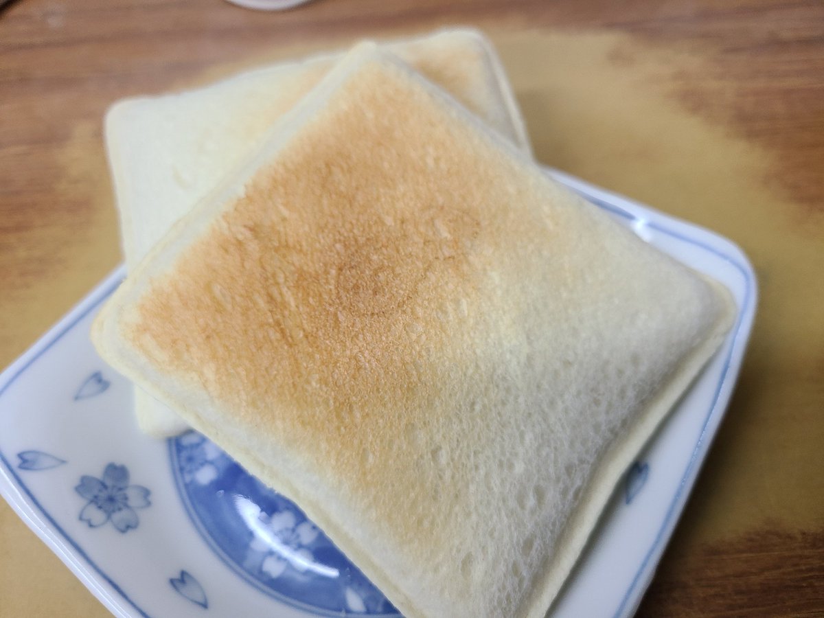 Tomo52dra500pon's tweet photo. ランチパック・ピーナッツ味はオーブンで表面を軽く焦がすくらいあたためて、外ｶﾘｯ中ﾄﾛｯでいただきます🍞
#Tomorning 
#孤Tomoのグルメ https://t.co/Q5X8bdNo6G