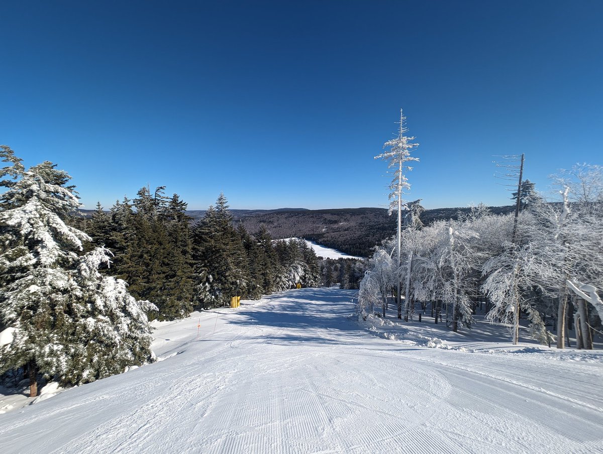 Now open: Knotbumper! (Bumps coming soon, with your help 🙌) Conditions were top notch all over the mtn today, and we're set to open several more trails this weekend. The forecast for next week looks promising for continued terrain expansion! #snowshoemtn #skiwv #wvwx