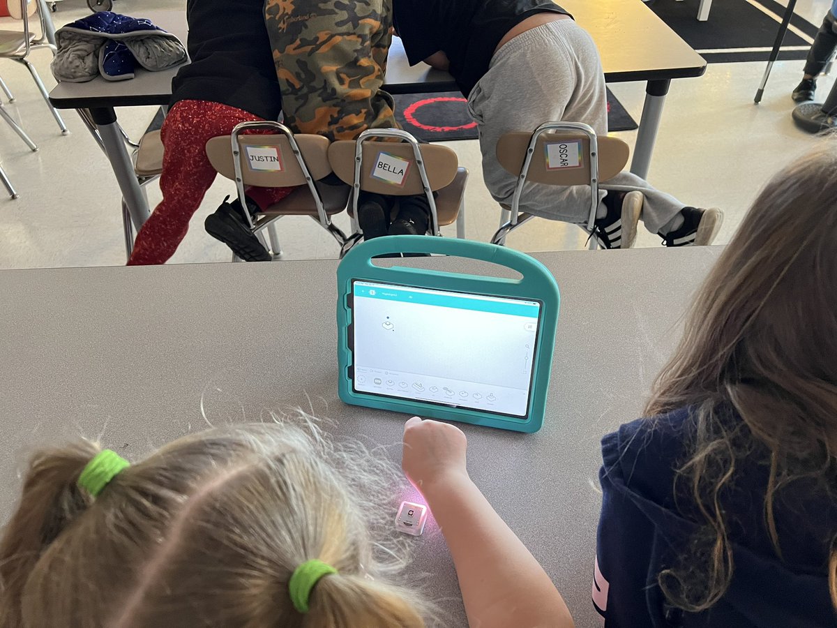 mrsemilybyers's tweet image. I had the BEST afternoon! @MonroeElem2 3rd and 4th graders created light systems with @SAMLabs and built snowmen with @Ozobot. We had so much fun! #AWSThinkBiGSpace #AWSInCommunities #ElevateAlder