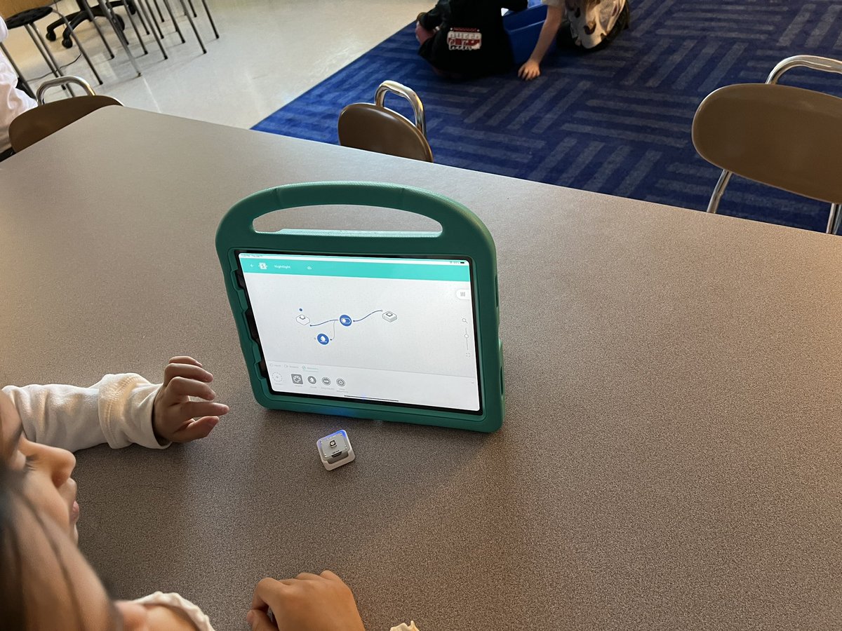 mrsemilybyers's tweet image. I had the BEST afternoon! @MonroeElem2 3rd and 4th graders created light systems with @SAMLabs and built snowmen with @Ozobot. We had so much fun! #AWSThinkBiGSpace #AWSInCommunities #ElevateAlder