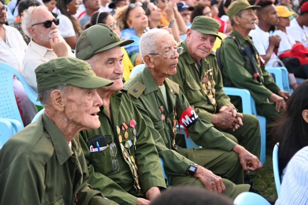 FelixLlerenaCUB's tweet photo. La Revolución cubana es un cadáver Verde Olivo.

#AdiosComunismo #SeVanConFidel https://t.co/IWOufOToj8