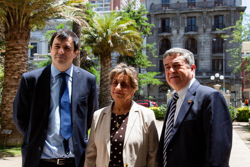 bcnchile's tweet photo. 🖊️Congreso Nacional y Ministerio de Obras Públicas firman acuerdo para concretar recuperación del Palacio Huneeus, como nueva sede de la @bcnchile en Santiago.

👉Más información en https://t.co/QcAaefUYtA https://t.co/0RLQhHGdnX