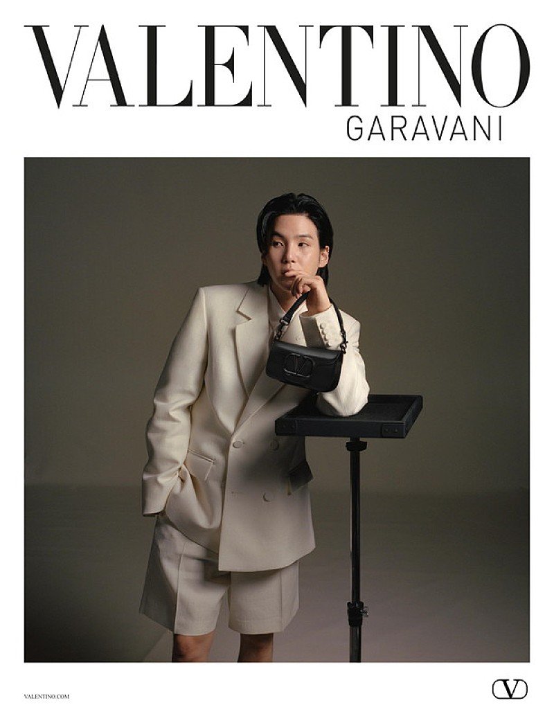 PortalMinYoongi's tweet photo. Foto 240111 SUGA para Valentino Garavani via Billboard Japan.

A nova campanha de #SUGA para @MaisonValentino, a qual tem sido embaixador desde 2023, captura momentos da vida do artista em meio a suas expressões faciais familiares e momentos mais introspectivos. 

A coleção estará disponível a partir de 18 de janeiro nas lojas.

#SUGAxVALENTINOSUGA 
VALENTINO DIVA 
#ValentinoNarratives
📍https://t.co/v4BAvKVmQS