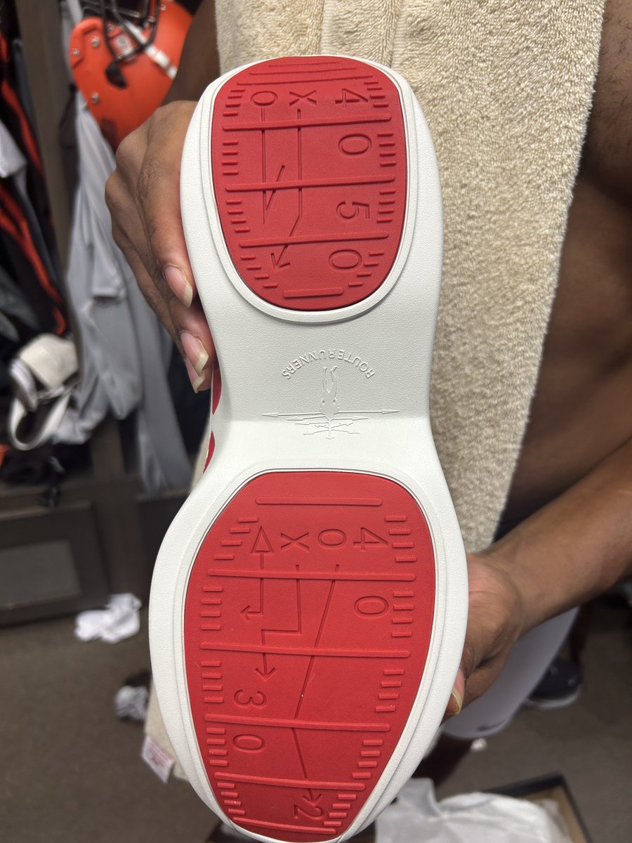 AshleyBastock42's tweet photo. Amari Cooper gifted each of his #Browns teammates a pair of Route Runner 001s from his line today. The soles feature some of his favorite routes: https://t.co/4y2YO1k14k