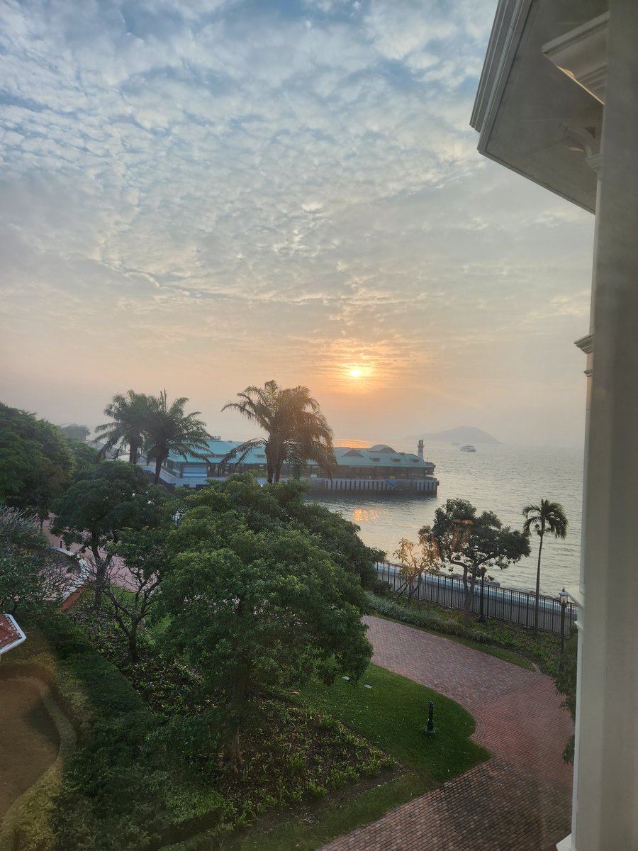 MichaellonPmc's tweet photo. Sunrise. HK Disneyland Hotel. #Disney https://t.co/b5QEFxB6vh