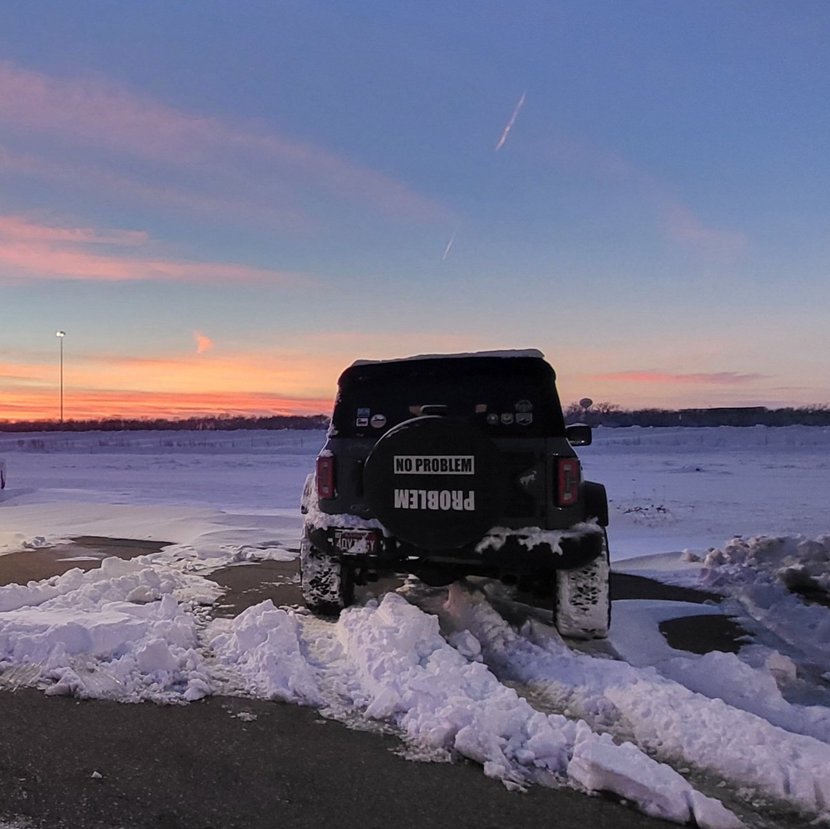 timbartz's tweet photo. Couldn't pass up a picture of the Bronco in the Kansas sunset. I think the Bronco makes the sunset look better. #FordBronco #broncobigbend #broncocommunity #friendsofford #offroad #liftedbronco #roughcountry #roushperformance #iagperformance https://t.co/dfnbdvicGa