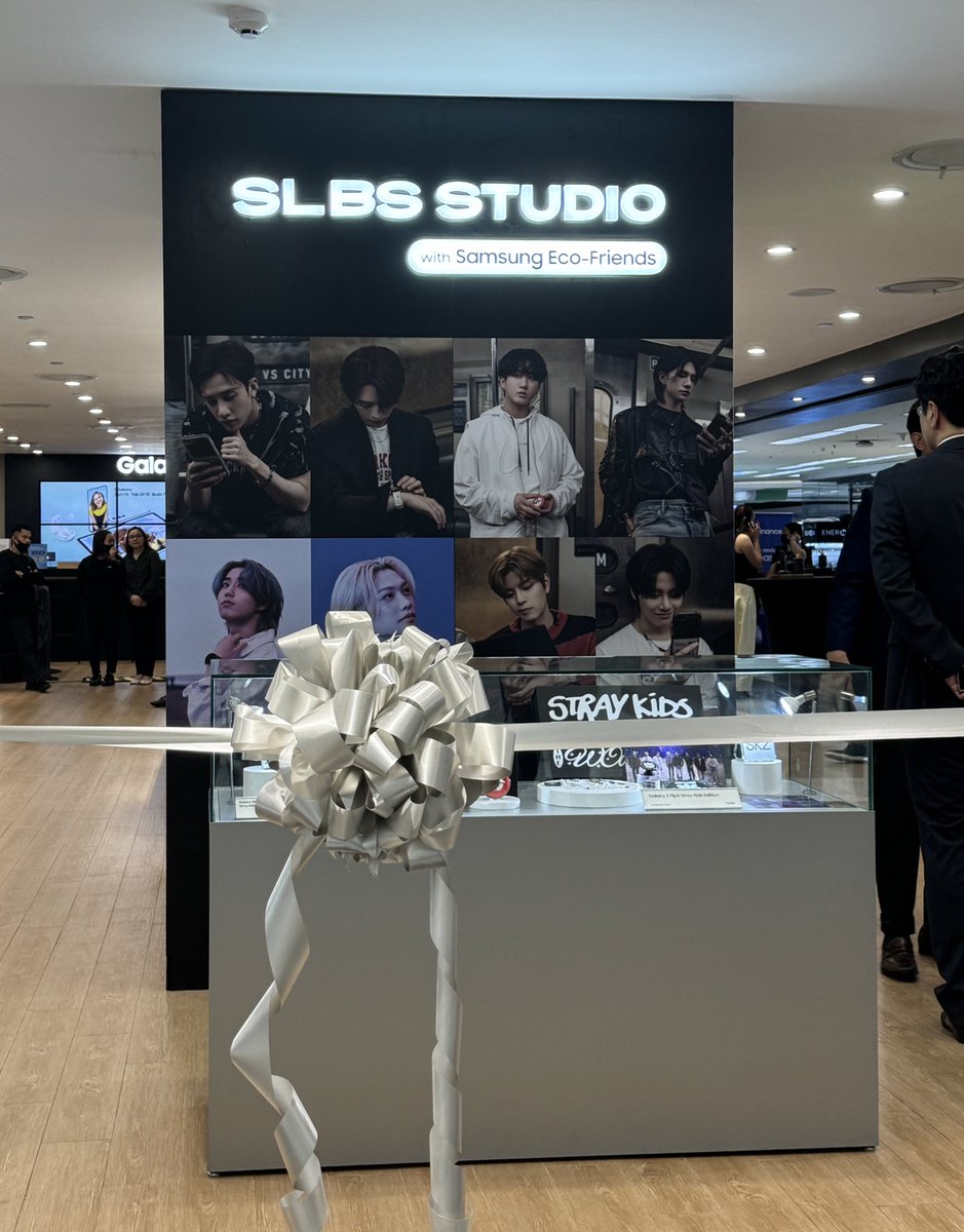 allforskzph's tweet photo. We’re here at the SLBS Studio Samsung Experience Store for their SLBS x Stray Kids Grand Launch. 

Please drop by if you have time today! The event is until 2pm but you can visit until 10pm. 🤍

#SLBSinManila #SLBSstudio #StrayKids @slbsstudio @SamsungPH @Stray_Kids https://t.co/vTyHUKycyw