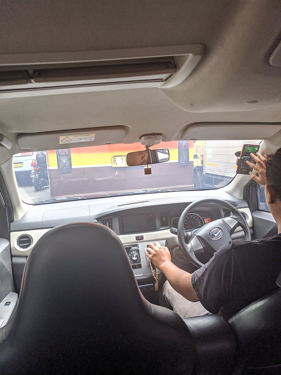 sltnnj's tweet photo. Yo moso sejam setengah otw bandara meneng wae cok, 
spill obrolan ama bpk driver la https://t.co/H21BBrOvWr