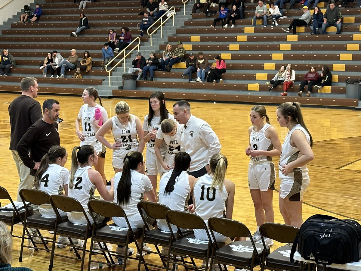 JMHSMonarchs's tweet photo. 🚨Victory Alert🚨

Big win at the Fieldhouse as John Marshall girls defeated Steubenville Big Red 64-60 tonight. 

Rilee Storm had a game high 27 and Kayli Derrow dropped in 20 for the Monarchs.

#RollPride🦁 https://t.co/HWmn7FVMrs
