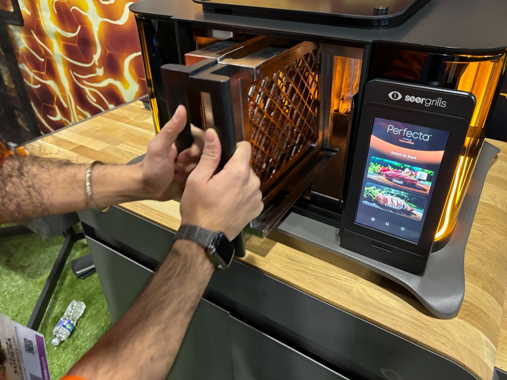 meathead's tweet photo. Seen at #CES2024: Seergrills promises perfect food in up to 90% less time with dual-sided searing. The AI tech also reportedly ensures chef-level perfection.

#BBQ #barbecue #seergrills #sear #meat https://t.co/NZ5DrZOLCf