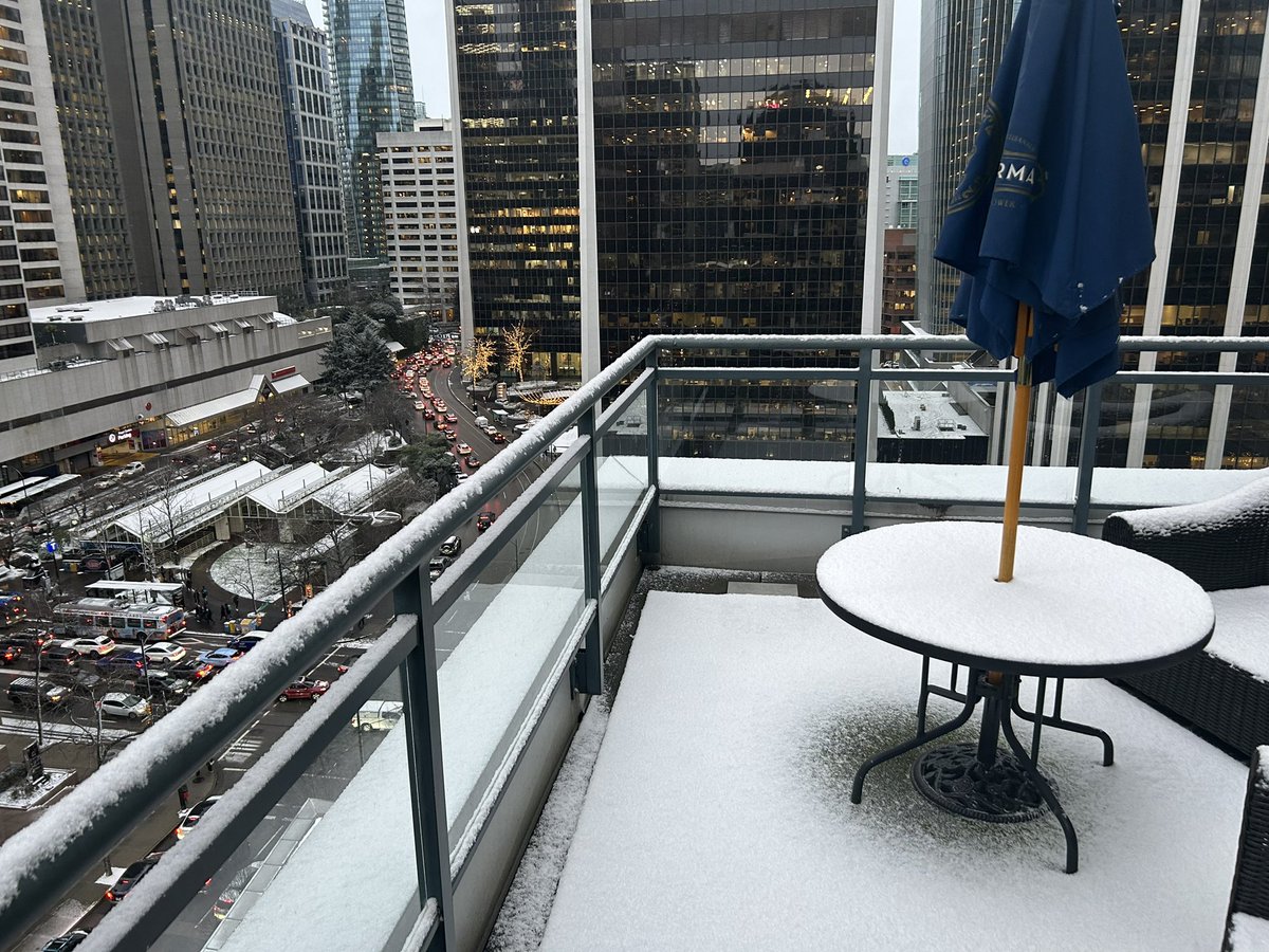 lcddillon's tweet image. Wonderful hotel and top class service Hotel L’Soleil Vancouver and the first snow of the year . Thank you @Helijet for getting me to @BCLesClefsdOr safely #yourkeytoeverything @J_Flew