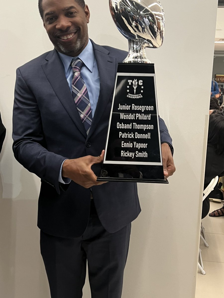 Congratulations to our HC Coach Burg, Coach Of The Year and to our student Athletes for there achievements on and off the field. Thank you @warrenhenryauto @TOCSPORTS @begreat___4 @TheCarter6_ @AntMattison @larryblustein
