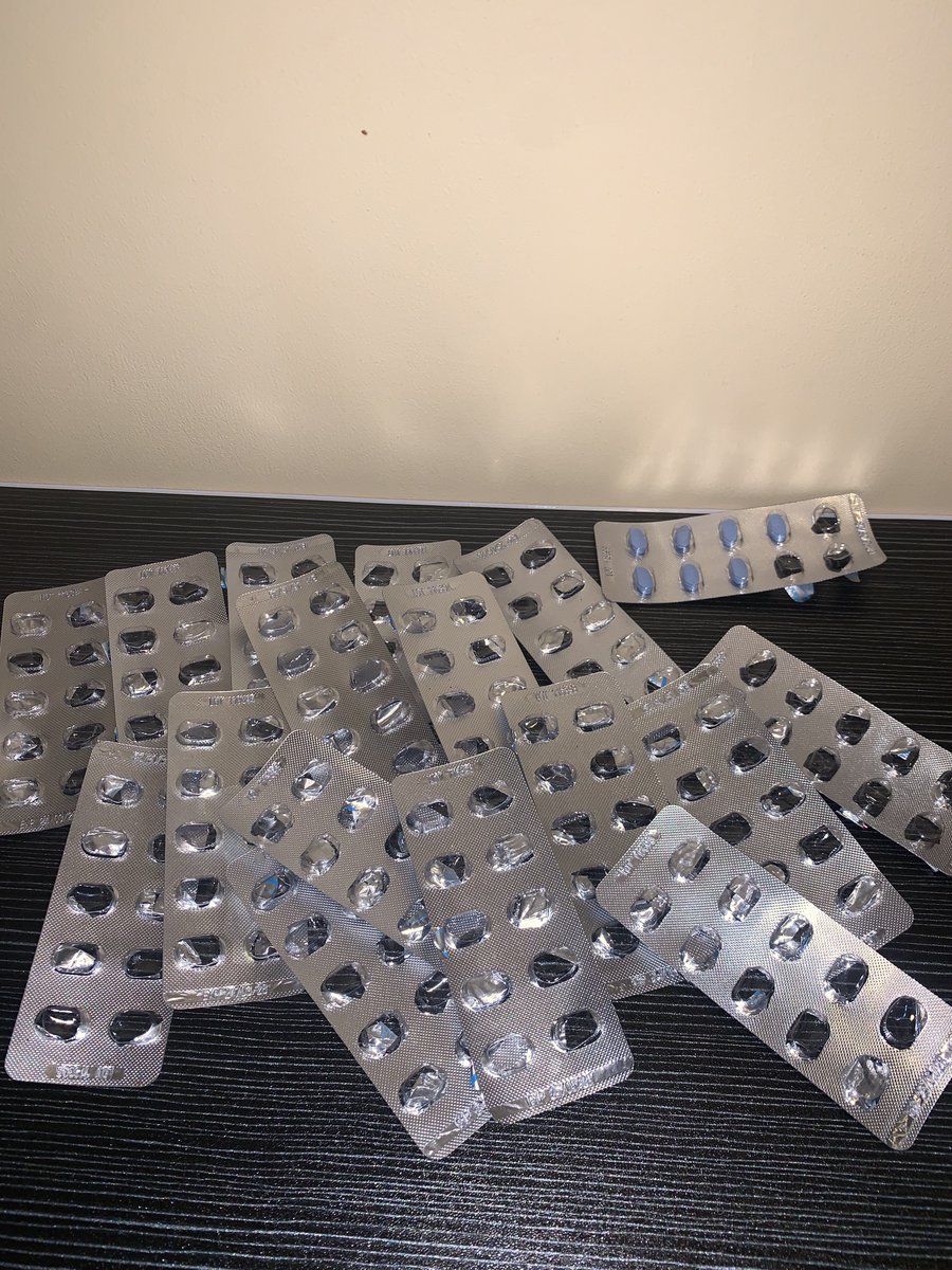 ยาชุดสุดท้ายที่หมอจ่ายให้ถึงกลางเดือนมกรา เหลือแผงสุดท้ายแล้ว แต่รู้สึกอาการยังไม่ดีขึ้นเลย จนป่านนี้หนูก็ยังไม่หลับหรือง่วง การไม่มีโรคคือลาภอันประเสริฐจริงๆค่ะ ไม่อยากกินยาแบบนี้แล้ว เมื่อไหร่อารมณ์ดิ่งแบบนี้จะหายไปซักที อยากสดใสแล้ว เหนื่อยที่ต้องไปหาหมอทุกเดือน มันแย่มากๆเลย