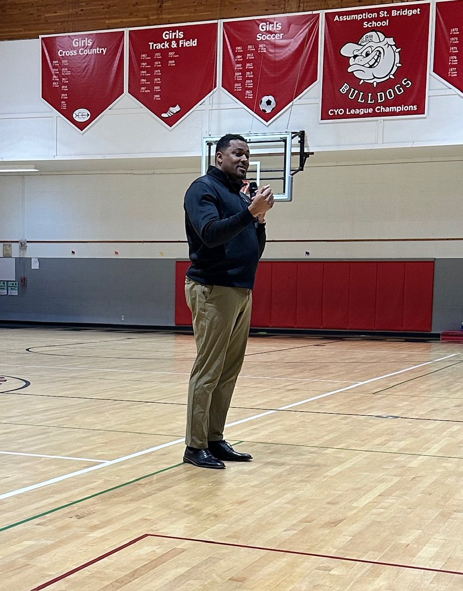 ASBSeattle's tweet photo. Thank you to Dr. James Knight who recently spoke to our middle schoolers. Dr. Knight's work revolves around leading with humility &amp; encouraging others to build dynamic and inclusive communities where people collaborate, innovate, and engage in fearless dialogue @leadwithhumility https://t.co/7omlD1ILnU