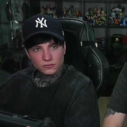 iGIAXLUDD's tweet photo. pensé que funarian a cry por muchas cosas pero nunca imaginé que lo funarian por guapo 😭😭 https://t.co/CI6W3sbPzD
