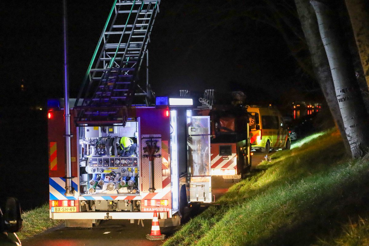 JeltePoppe's tweet photo. #Jaagpad #Middelburg; Er is donderdagnacht een overleden persoon aangetroffen in het water. De duikers van de brandweer hebben het lichaam uit het water gehaald en geborgen. De forensische opsporing van de politie zal onderzoek doen. Er zijn nog geen sporen voor een misdrijf. https://t.co/nF7LfFUNru