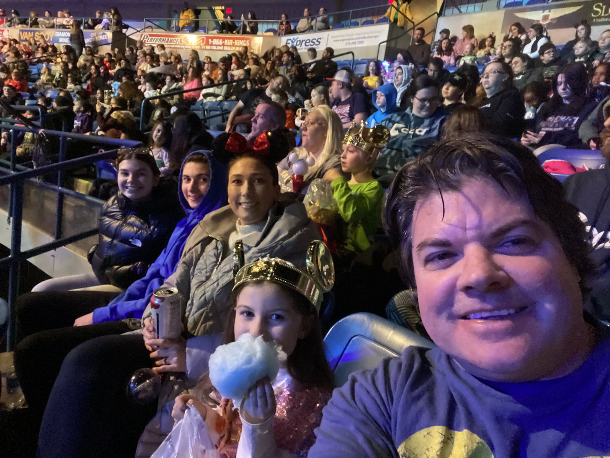 kevinamerman's tweet image. #DisneyOnIce