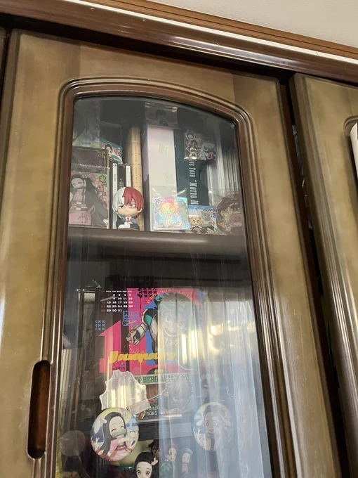 その上の母上のプチ私物コーナーにちょっと前から轟くんがいるのがとても気になってるんだよな…母上はヒロアカ知らんろ?録画リストにヒロアカあったことないし。私がわかりやすくヒロアカのオタクを始めたから金髪赤目の子を当ててくれようとしたんだろうか(あれはブラインド商品)