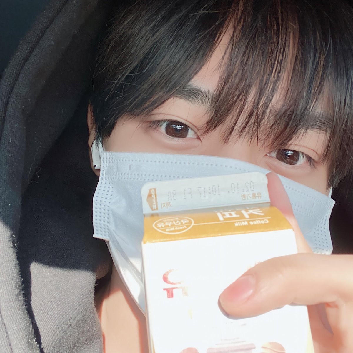 swlovezone's tweet photo. sunwoo and his coffee milk ㅠㅠ ♥︎ https://t.co/GrrkXdfBqL