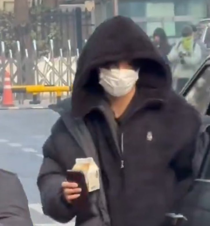 swlovezone's tweet photo. sunwoo and his coffee milk ㅠㅠ ♥︎ https://t.co/GrrkXdfBqL