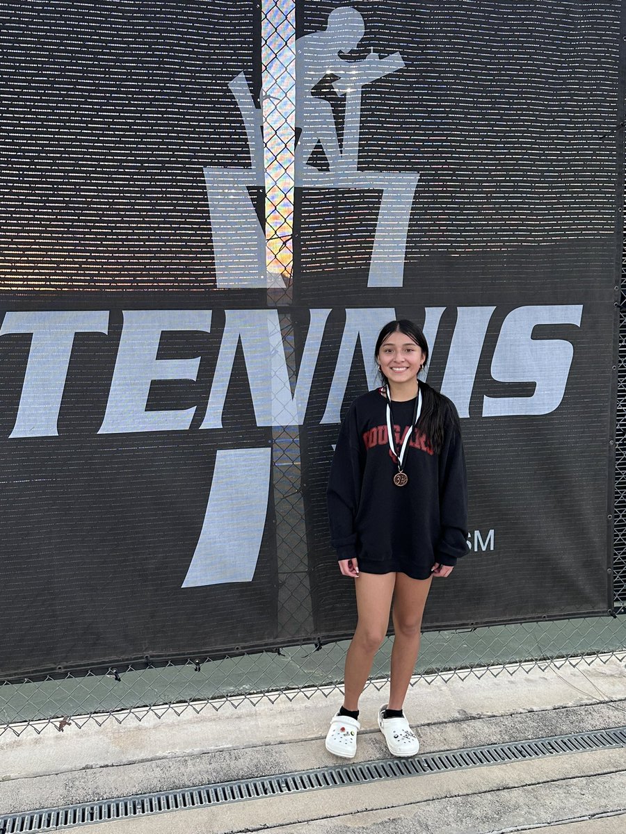 CCanyonTennis's tweet photo. Congrats to Makayla C. for getting a 3rd place medal in girls singles for JV at Sotomayor invitational 
@cisdnews @davissondustin @coachleonardtx @athleticscanyon @canyonhs_abc https://t.co/4kEygBqcjP