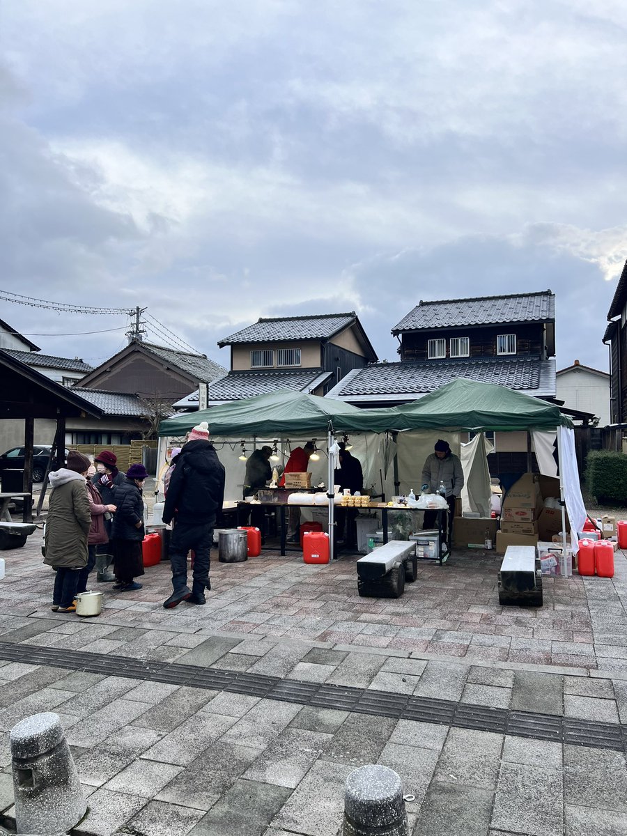 VEGA_T's tweet photo. 【令和6年能登半島地震支援報告】
2024.1.11
昨日に引き続き、静岡から来て頂いたチームがニコニコ広場で朝食、昼の炊き出しを実施。
ボンジャス本隊の炊き出しは、崎山地区山村開発センターでの炊き出しでした。

避難者さんは、避難所には40名ほどの高台の避難場。
避難者さんの数は少ないが、在宅避難の方の数が多い地区での炊き出し。 

※在宅避難の方々への支援は炊き出しをしていて、炊き出し数が見えないのが難点であり、足りない事があってはならないのでそこを注意して行なっています。
配布時間10分前より、優先的に避難所分を準備し、配布。
その後12時少し前から在宅避難の方向けに鍋での炊き出し配布開始しました。
配布スタートして、約15分で250人前の釜が空っぽに。

※崎山地区での炊き出しは、今回の倍の量が有っても良いかもとの話から炊き出し機材(賄いくん)の確保を優先しようと思います！
関係団体に手配依頼。

今の炊き出ししている能登町地区は、まだ、お店が1軒しか再開していない為、炊き出しの食材も限られた食材で1/6〜1/11まで行いました。
1/12日に金沢市内に向かい、炊き出しの食材を手配に向かいます。

金沢市内に買い出しに行くのに、時間により片道4〜5時間、往復8〜10時間かかってしまう為中々買い出しに行けない状況です。

【現在地】
能登町地区

【炊き出し決定】

1/13
能登/調整中
準備/13:00
炊き出し開始/16:00
メニュー/鶏野菜鍋

1/14(火)
能登/調整中
準備/13:00
炊き出し開始/16:00
メニュー/鶏野菜鍋

1/15(水)
能登/調整中
準備/13:00
炊き出し開始/16:00
メニュー/シチュー

1/16(木)
物資拠点整理

1/17(金)
買い出し予定

1/18.19.20炊き出し予定

#ボンジャス
#bondandjustice
#被災地支援
#被災地炊き出し
#令和6年能登半島地震
#AARJAPAN

炊き出し費用や活動資金としてのご協力は、こちらへ↓↓↓

⭐︎ボンジャス後方支援のご相談
BOND&JUSTICE大圡 (オオド)
09045596825
-————————
《BOND&JUSTICE支援口座》
七十七銀行一番町支店普通口座
6134530
ボンドアンドジャスティス代表大圡雅宏