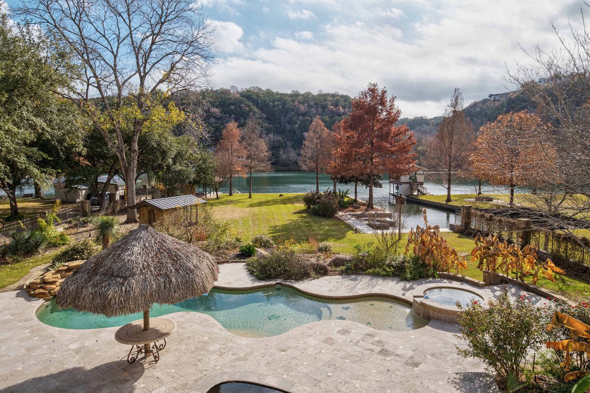 Elite25Austin's tweet photo. Escape to tranquility with this thoughtfully updated Hill Country-style retreat on Pearce Road.

2605 Pearce Rd • 78730︱Offered at $7,750,000︱For more details, contact Eric Moreland: 512.480.0844 / eric@moreland.com » #elite25austin https://t.co/86aeG0nWSb