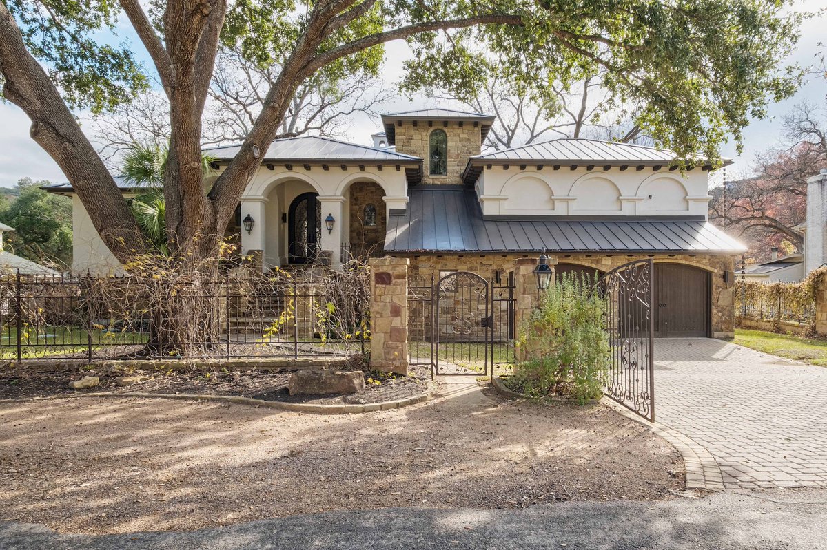 Elite25Austin's tweet photo. Escape to tranquility with this thoughtfully updated Hill Country-style retreat on Pearce Road.

2605 Pearce Rd • 78730︱Offered at $7,750,000︱For more details, contact Eric Moreland: 512.480.0844 / eric@moreland.com » #elite25austin https://t.co/86aeG0nWSb