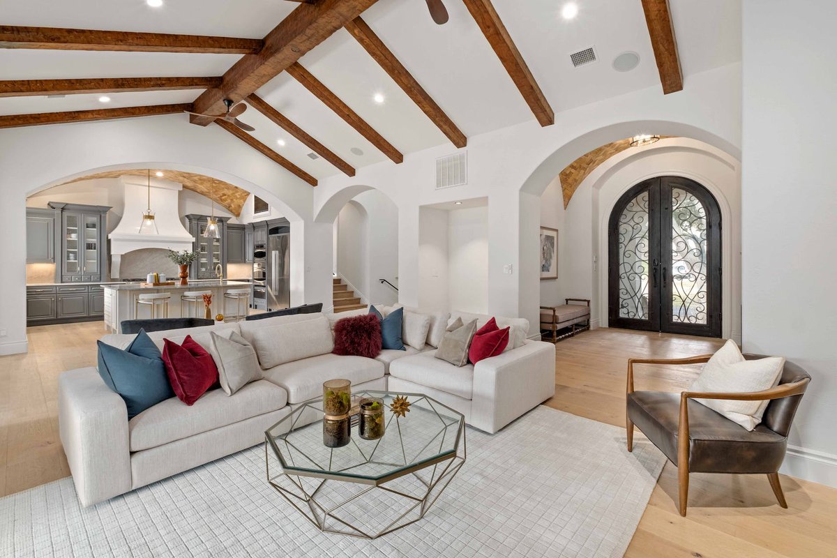 Elite25Austin's tweet photo. Escape to tranquility with this thoughtfully updated Hill Country-style retreat on Pearce Road.

2605 Pearce Rd • 78730︱Offered at $7,750,000︱For more details, contact Eric Moreland: 512.480.0844 / eric@moreland.com » #elite25austin https://t.co/86aeG0nWSb