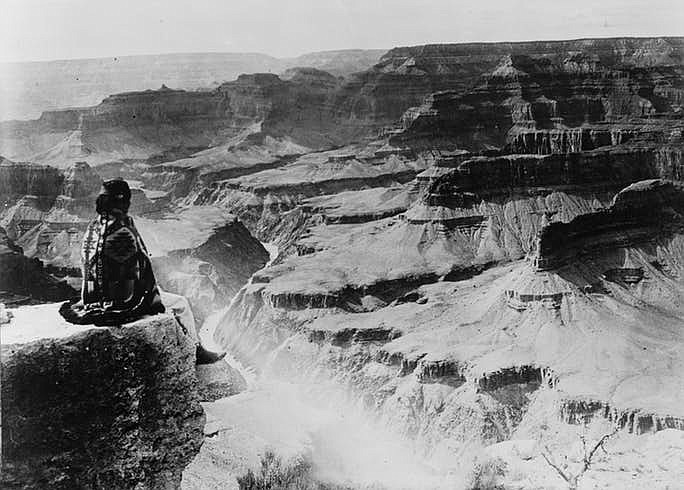 Tedroosevelt644's tweet photo. A breathtaking view of the Grand Canyon: towering rocks, vibrant colors, and the winding Colorado River. Nature's artwork in all its glory. https://t.co/Af3UYwbtNn