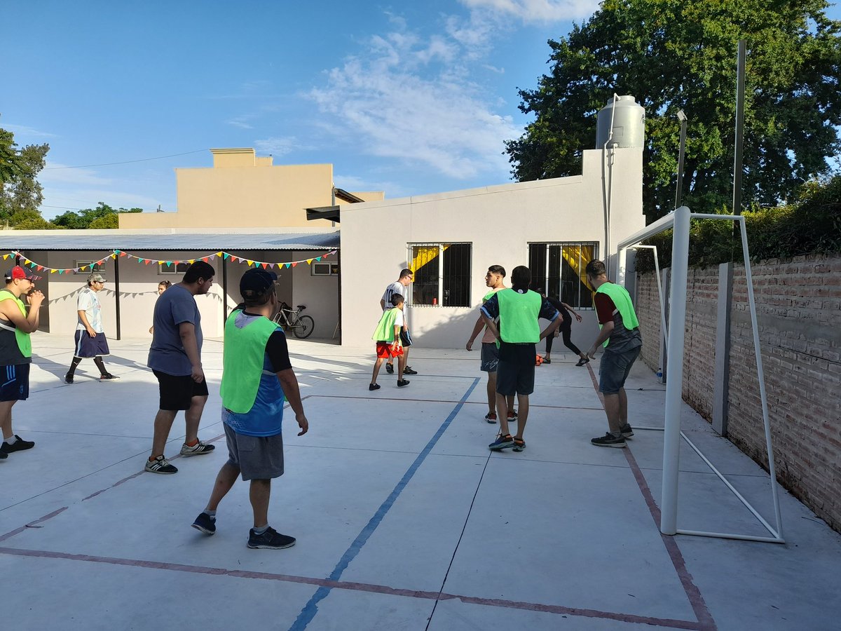 MercedesFrasca's tweet photo. Hoy en el turno tarde, más de 40 jóvenes disfrutando del #ClubInclusion a pura diversión! Gracias gigante a la cantidad de familias que llegan y se sienten parte desde que se abre la puerta 🫶 #InclusionReal #DiscapacidadSanMiguel @jaimemendezh @DARIO1166 @RocioRocanrol https://t.co/Ccviw8JV1p