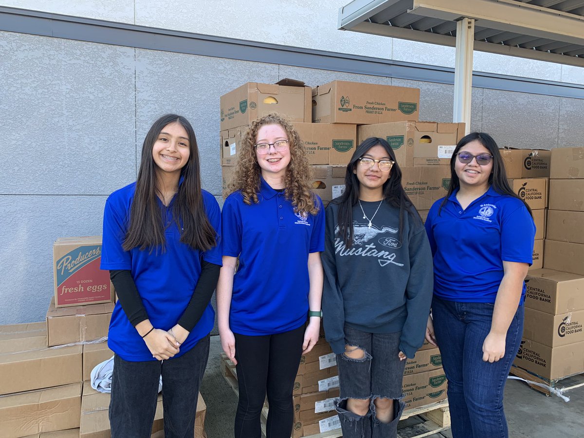 CaseyRangelBSD's tweet photo. Some of our amazing #secondary @SCIABEARS IB ambassadors giving back to the community! #BurtonExperience #Giveback @Guerrerotweets @theteachermrcox @jenlsanders https://t.co/Ytggq31eSg