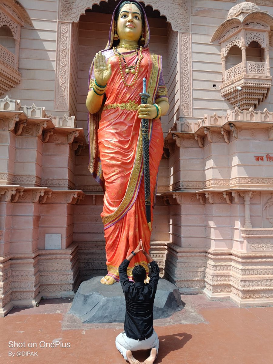 हिंदवी स्वराज्याच्या  संकल्पिका ,अखिल हिंदुस्थानच्या राजमाता ,पुण्यात ज्यांनी सोन्याचा नांगर चालवून इथल्या बहुजन समाजाची पायाभरणी केली अश्या जिजाऊ आऊसाहेब यांना जयंतीनिमित्त विनम्र अभिवादन...!💐🚩🌱

_#आऊसाहेब.._
_#एकच_वारी_१२_जानेवारी.._