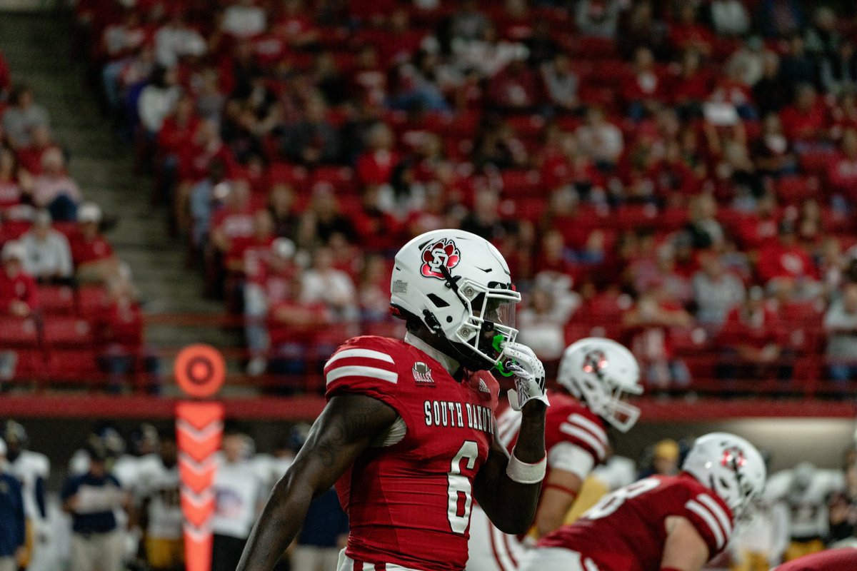 Makai_9's tweet photo. 2 years of eligibility 

6”1  210lbs 

Film and transcript through dm https://t.co/rStgub2LNY