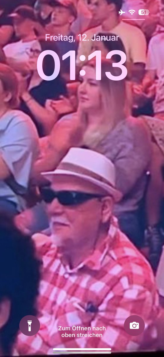 franzmunchinger's tweet photo. Apropos „kurioses“ Publikum…meine Fresse!!! Was ein Typ. Legende. 🎩🕶️👌🏻😂😂 #meinmannkann #likeaboss #mannmithut #sat1 #legende @MickyBeisenherz #rtlnfl #comedy https://t.co/4iGErc3Wmm