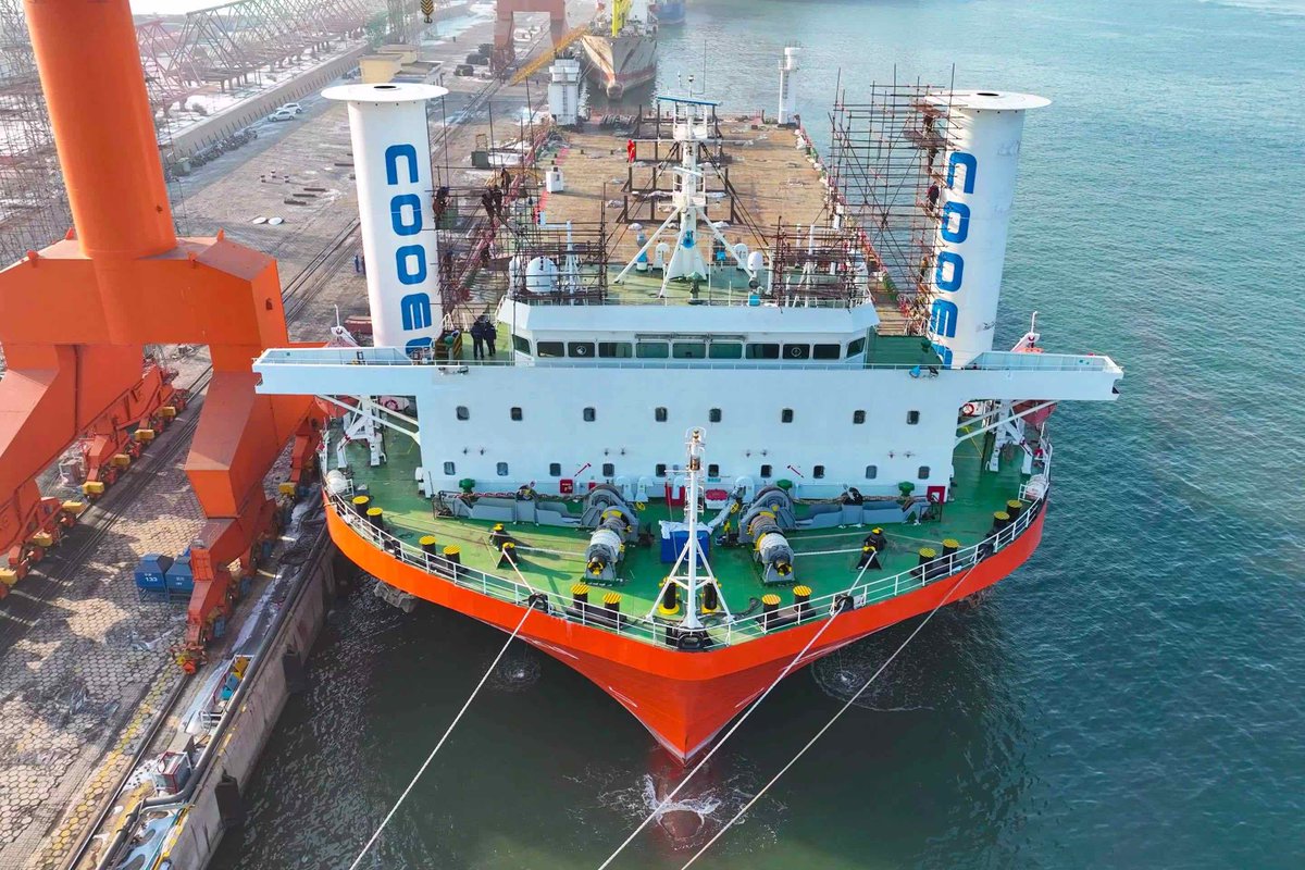 ChinaScience's tweet photo. China-developed Asia's 1st shipboard wind-driven rotary cylinder propulsion system has been successfully put into use, marking a breakthrough in #GreenShip propulsion tech. The structure can spin up to 200 revolutions per min, operate at -25℃ and help vessels save 5-25% of fuel. https://t.co/gcAuHSlLvV