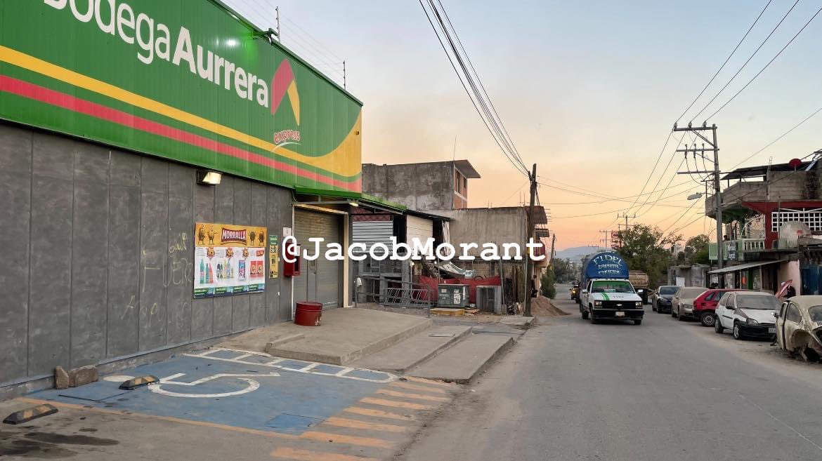 JacobMorant's tweet photo. En #Acapulco algunos supermercados ubicados en colonias adelantaron el cierre de los establecimientos por la falta de transporte, y no comprometer la seguridad de los trabajadores. El crimen organizado está tratando de meter miedo como pasó en #Ecuador https://t.co/cp85QP2ER8